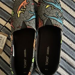 Tom’s w/glow n the dark dinosaurs