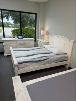 Queen bedroom set (FREE 24H DELIVERY AND SETUP)