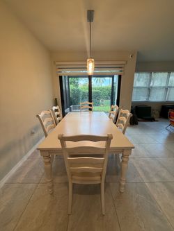 Elegant Off-White Dining Room Set – Excellent Condition