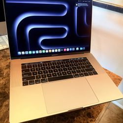 MacBook Pro (2017, Intel) 15" • Core i7 - 2.8GHz • 256 GB • RAM 16GB • Space Gray