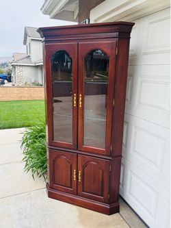 BEAUTIFUL “KINCAID FURNITURE” CORNER DISPLAY CABINET W/ GLASS SHELVES & CAN LIGHT