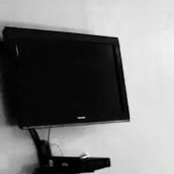 Toshiba 32 Inch TV with Mount