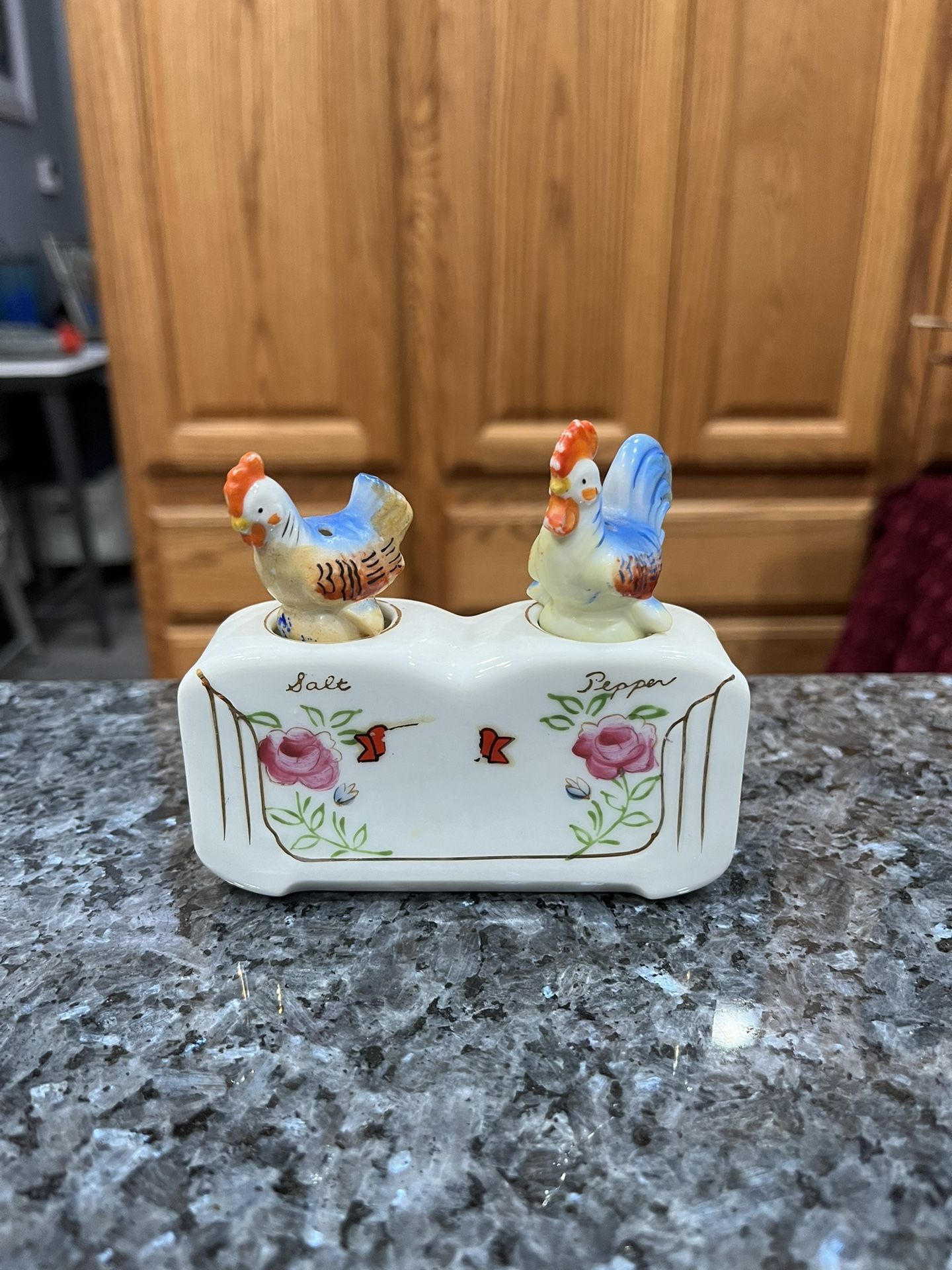 Vintage Nodders Chicken Roosters Pair of Salt And Pepper Shakers.  Preowned 