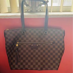 Women’s Louis Vuitton Handbag Size Medium 