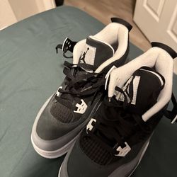 Selling the shoes Jordan’s size 7