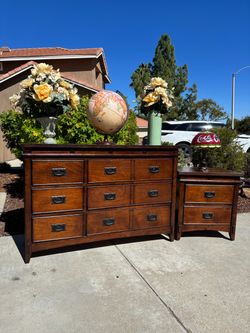 Solid Wood 8 Drawer Dresser Chest of Drawers and Nightstand Furniture Set Great Condition