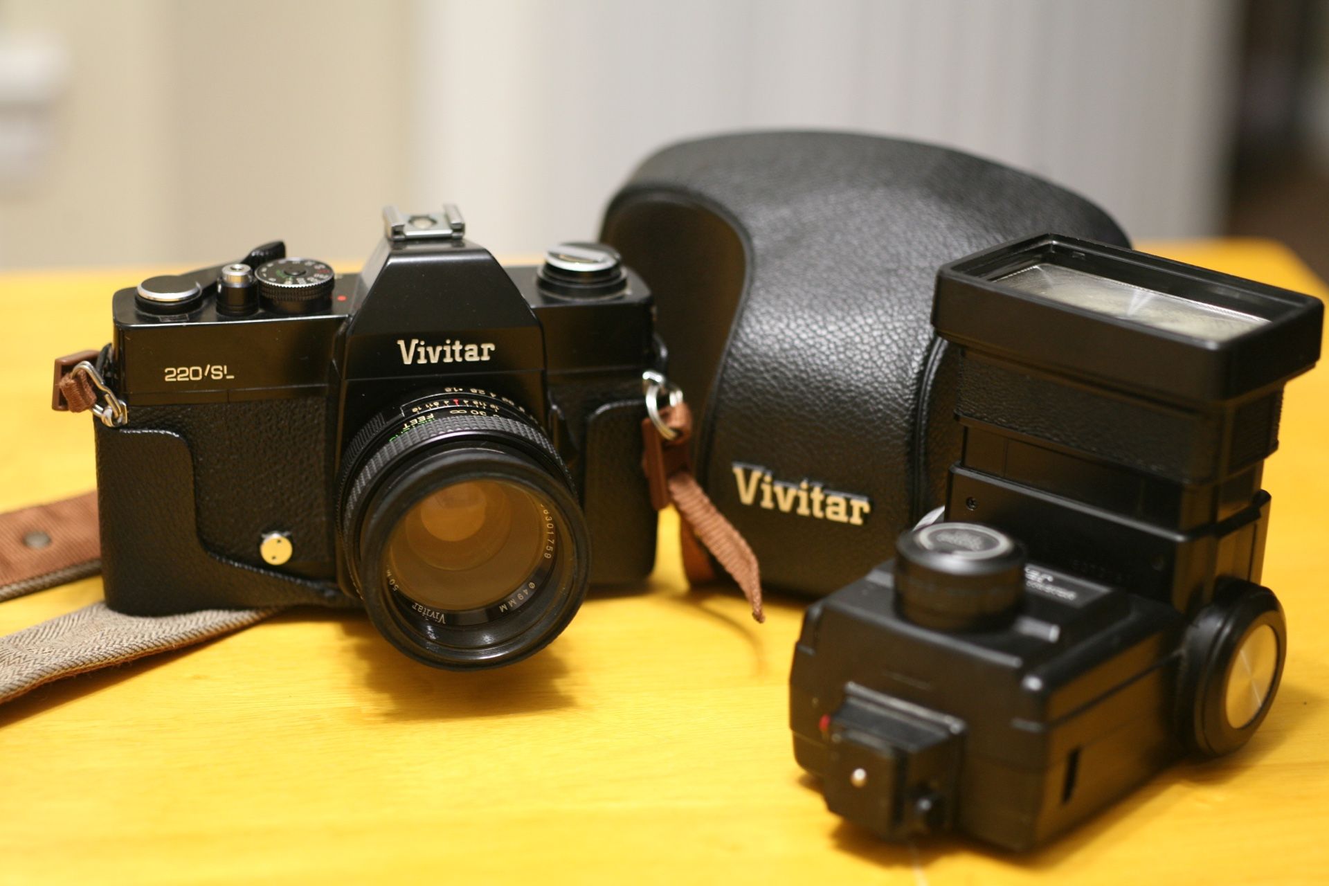 Vivitar 220/SL 35mm SLR Film Camera M42 Mount w/ 50MM 1:1.8 Lens w/ Flash Bundle