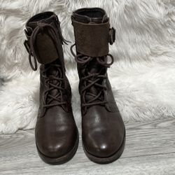 UGG MAAVERIK LODGE BROWN TEXTURED LEATHER BUCKLE BOOTS, WOMEN US 6