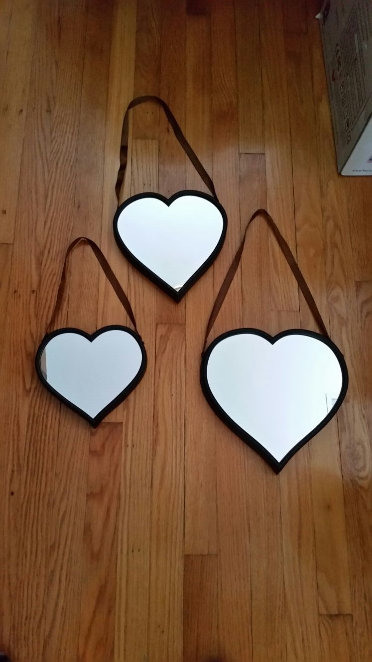 Set of 3 heart mirrors with ribbons