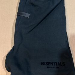 Black essential shorts