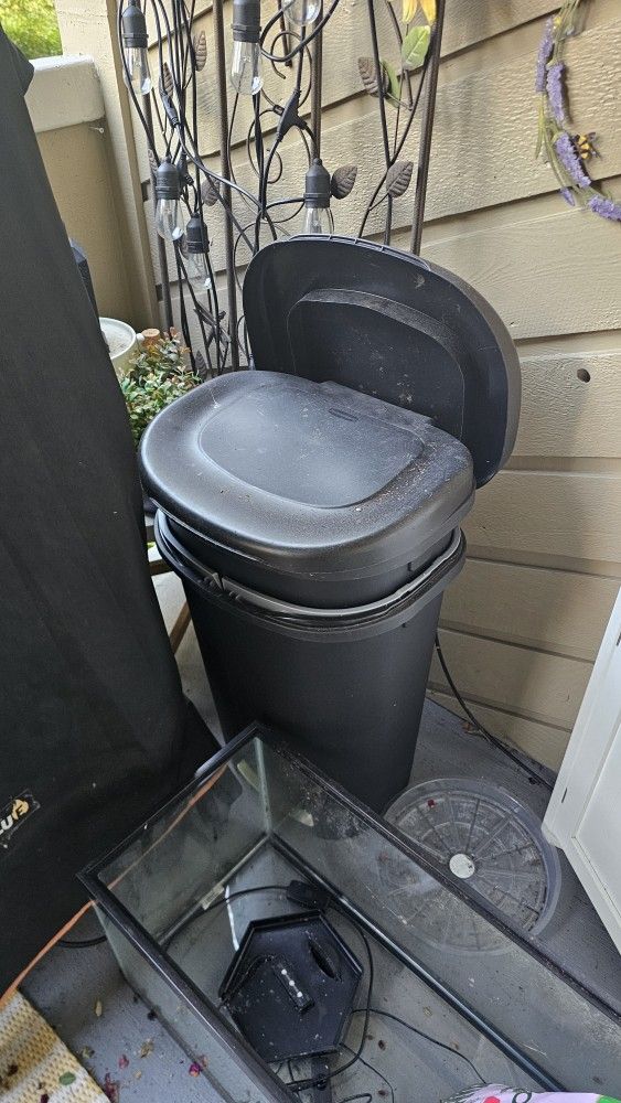 2 Hefty Step On Trash Cans