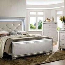 Brand New 4PC Silver Bedroom Set with a Crocodile Pattern Design