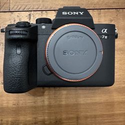 Sony a7 III ILCE7M3/B Full-Frame Mirrorless camera body/ Shutter 12

