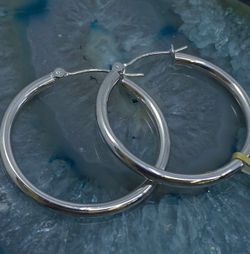 $275 White Gold Hoop Earrings