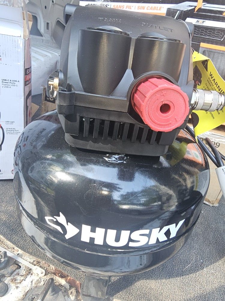 HUSKY 3 GALLON AIR COMPRESSOR