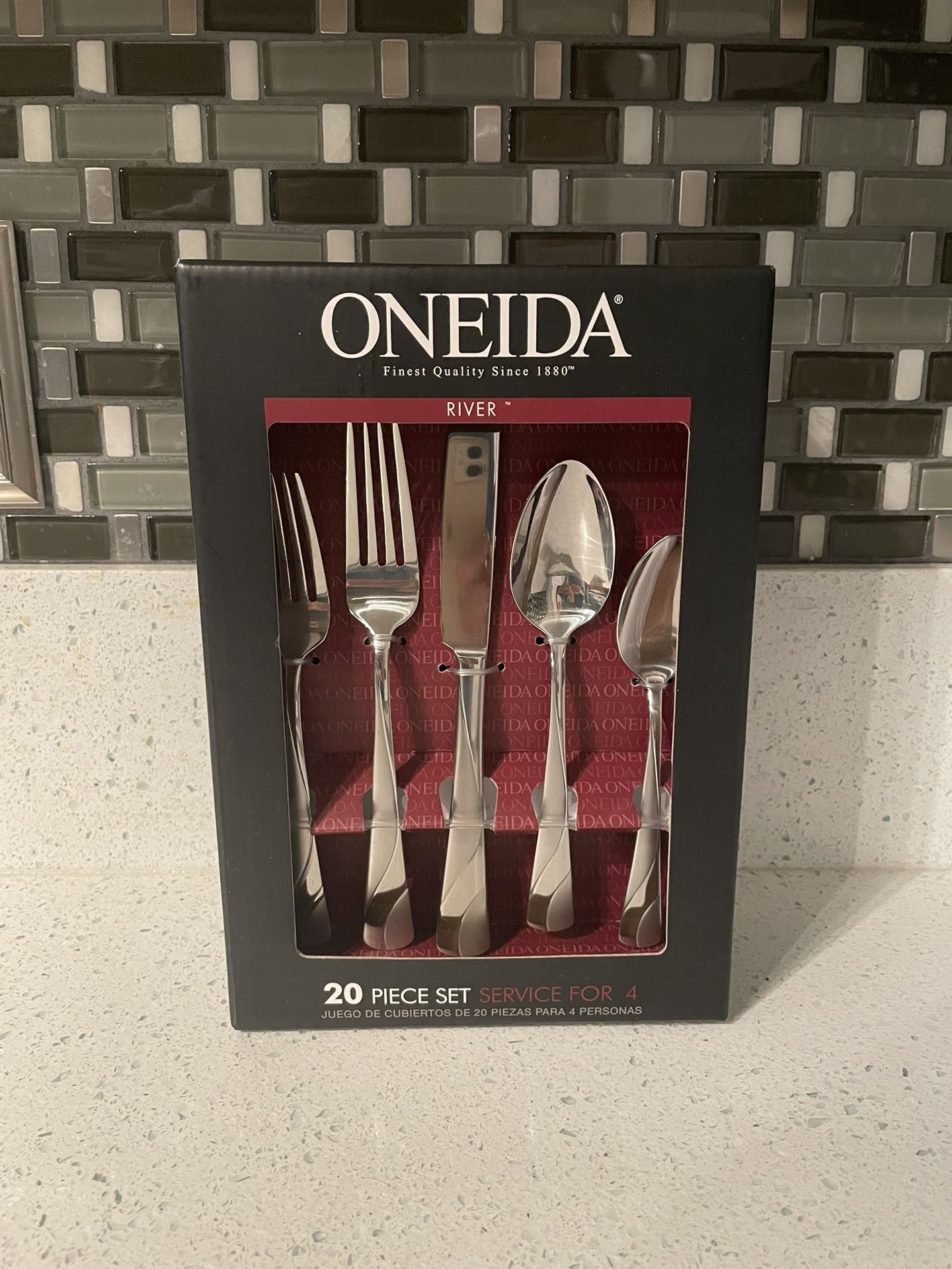 Oneida River 20 Piece Flatware Set