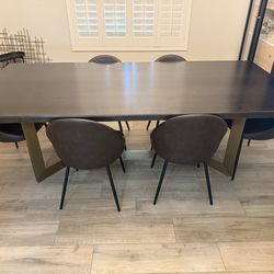 Bassett Dining Table & Chairs