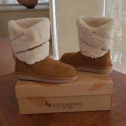 KOOLABURRA BY UGG.  DEZI SHORT  BOOTS
