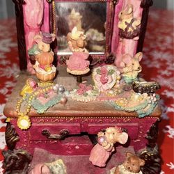 VINTAGE Kingsgate Collectible Musical Figurine Musicbox