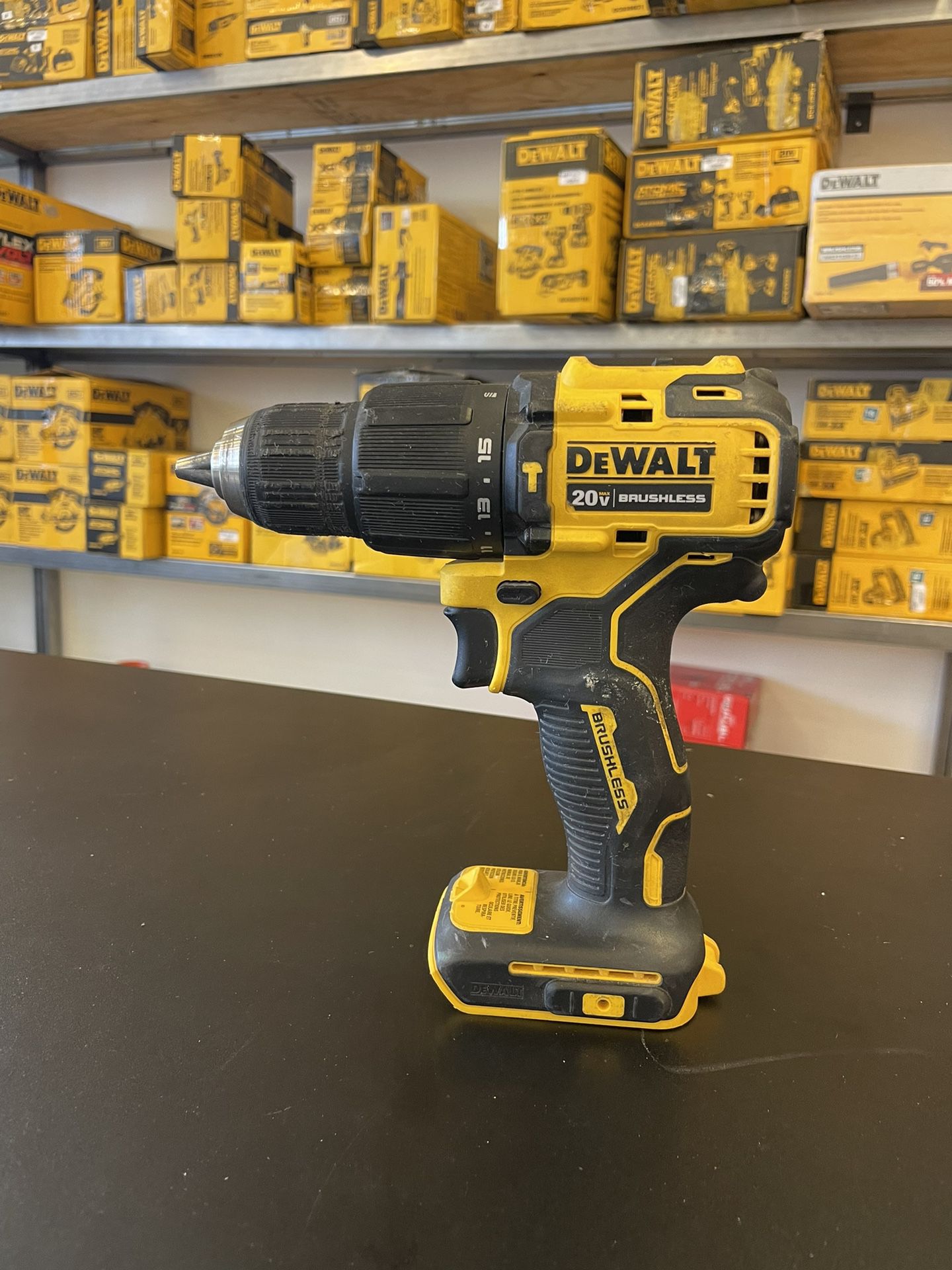 bassin farmaceut Allergi DEWALT ATOMIC 20-Volt MAX Cordless Brushless Compact 1/2 in. Hammer Drill  (Tool-Only)…..DCD709 for Sale in Las Vegas, NV - OfferUp