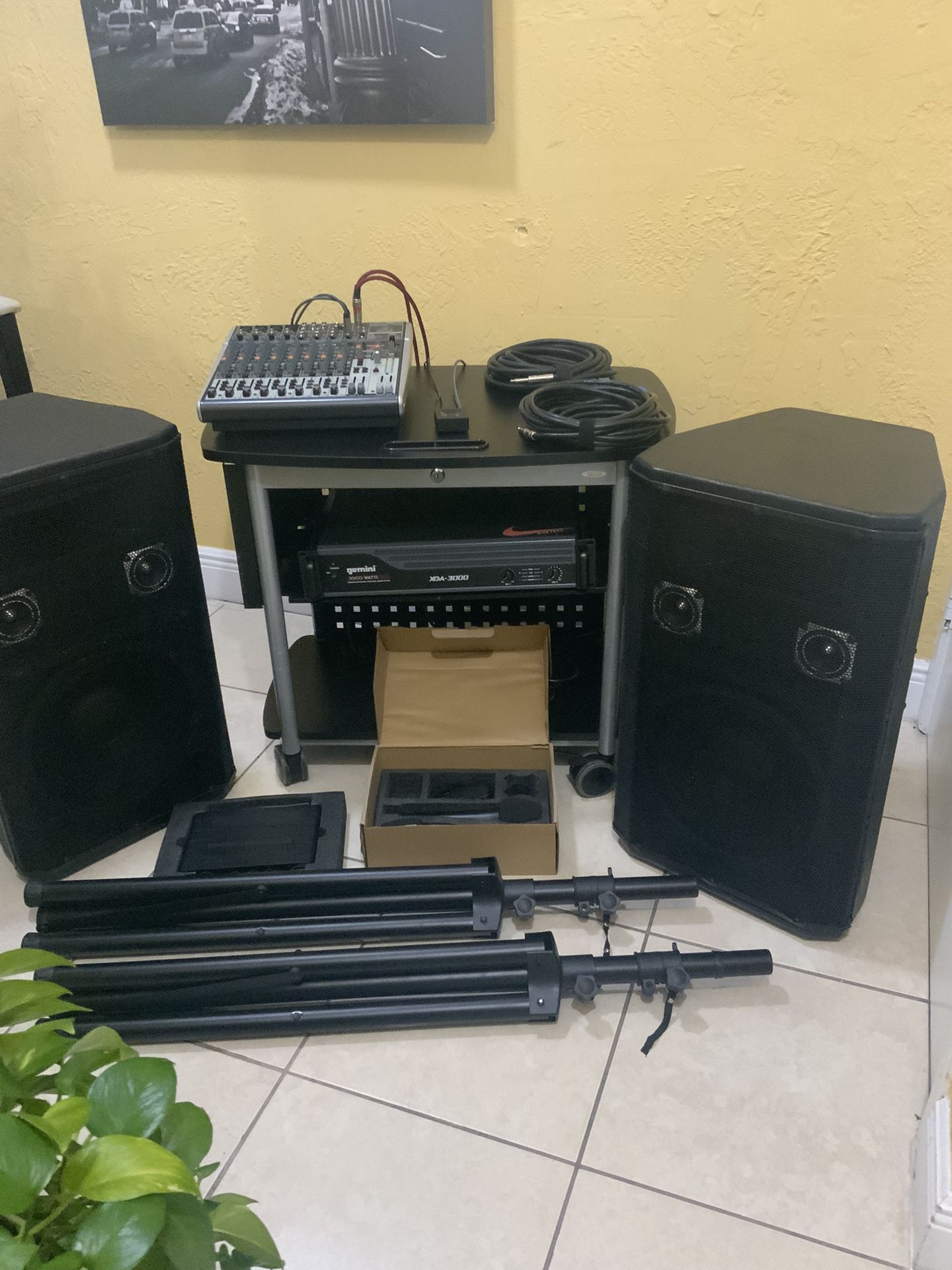 Speakers Emince  & Behringer  Mixer