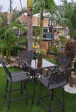 Patio table and 4 heavy-duty aluminum swivel stools/Outdoor Furniture/outside Barstools/Cash Only