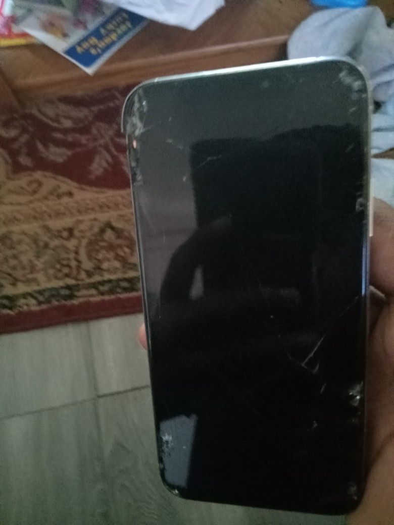 Iphone Xs With Brkken Screen Comes With Airpod Pros