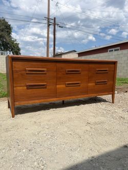 Bassett Mid-Century Modern Dresser