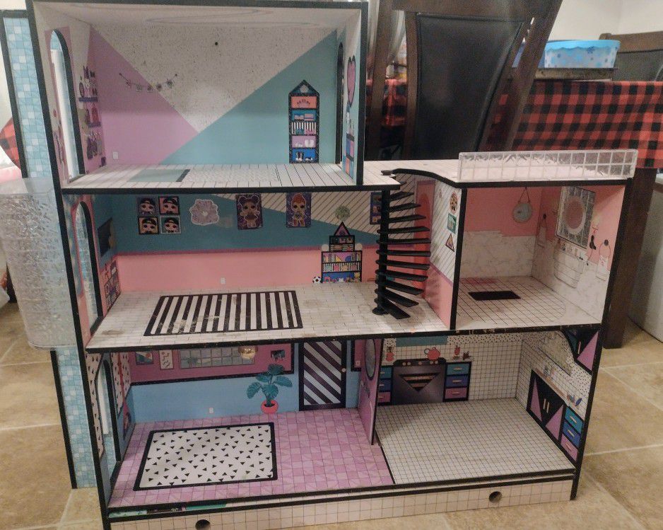 L.O.L Surprise Doll House And Smaller Play Set
