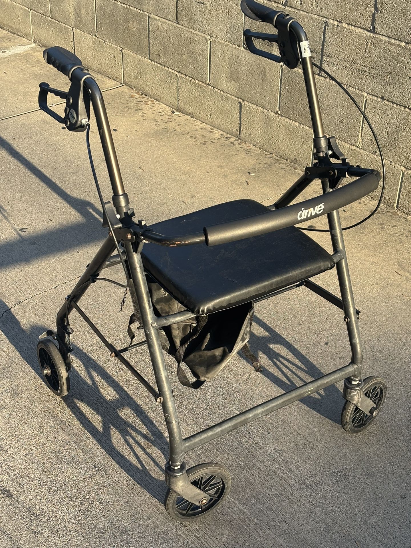 Drive Medical R726BK Foldable Rollator Walker with Seat, Black (used)