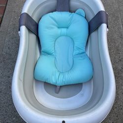 Collapsible infant to toddler bath tub