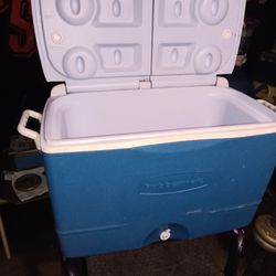 Rubbermaid Wheeled Ice Chest Cooler Size 26x15x16 Camping 