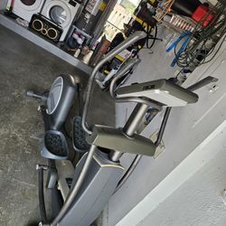 Elliptical. Machine Intermix Acoustics Healthrider, Working