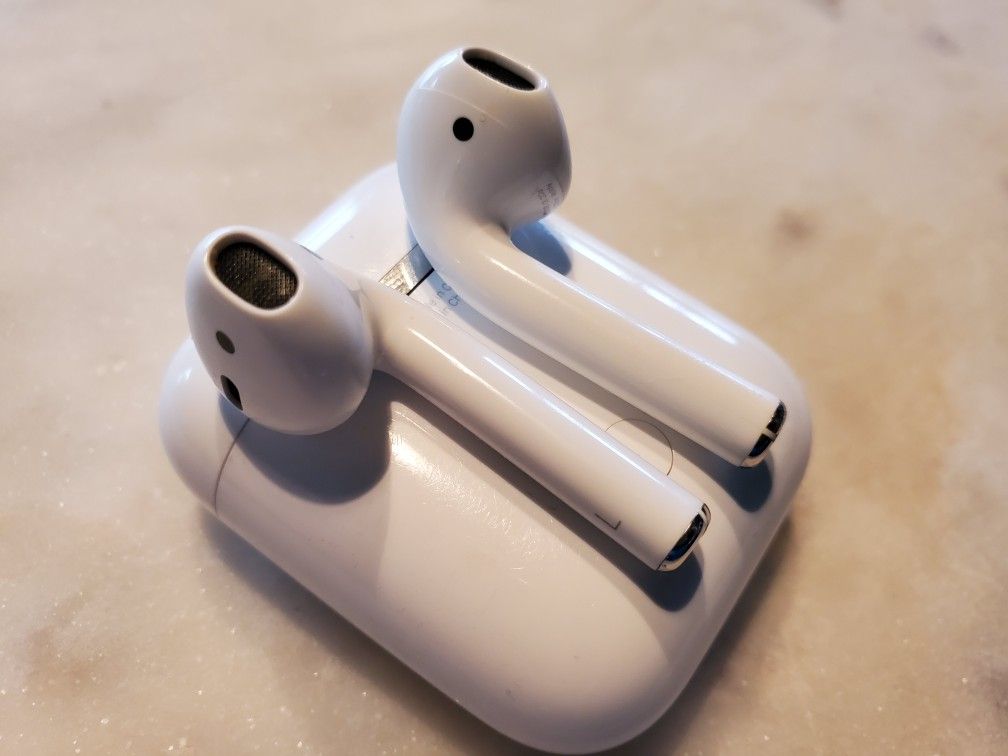**Apple AirPods 1st Gen** w/ Charging Case A1602 - White