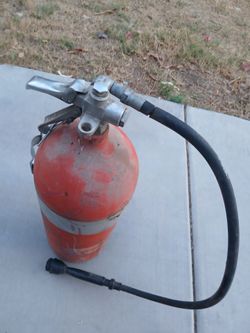 LARGE FIRE EXTINGUISHER FOR EXPERIENCED FIRE FIGHTERS III $20 MAKE ME OFFER COME PICK UP