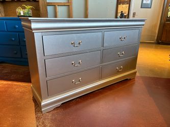 ACME Louis Philippe III 6-Drawer Dresser in a Platinum
