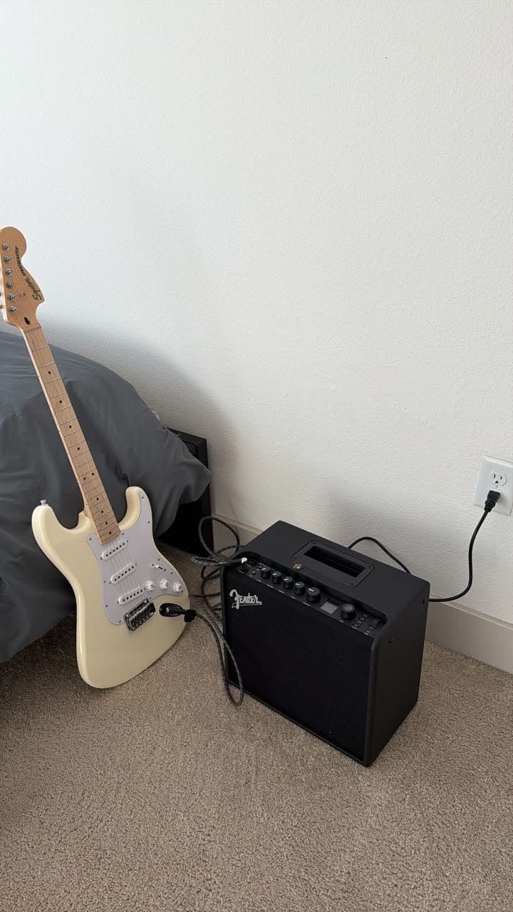 Fender Stratocaster + Fender LT25 Mustang Amp