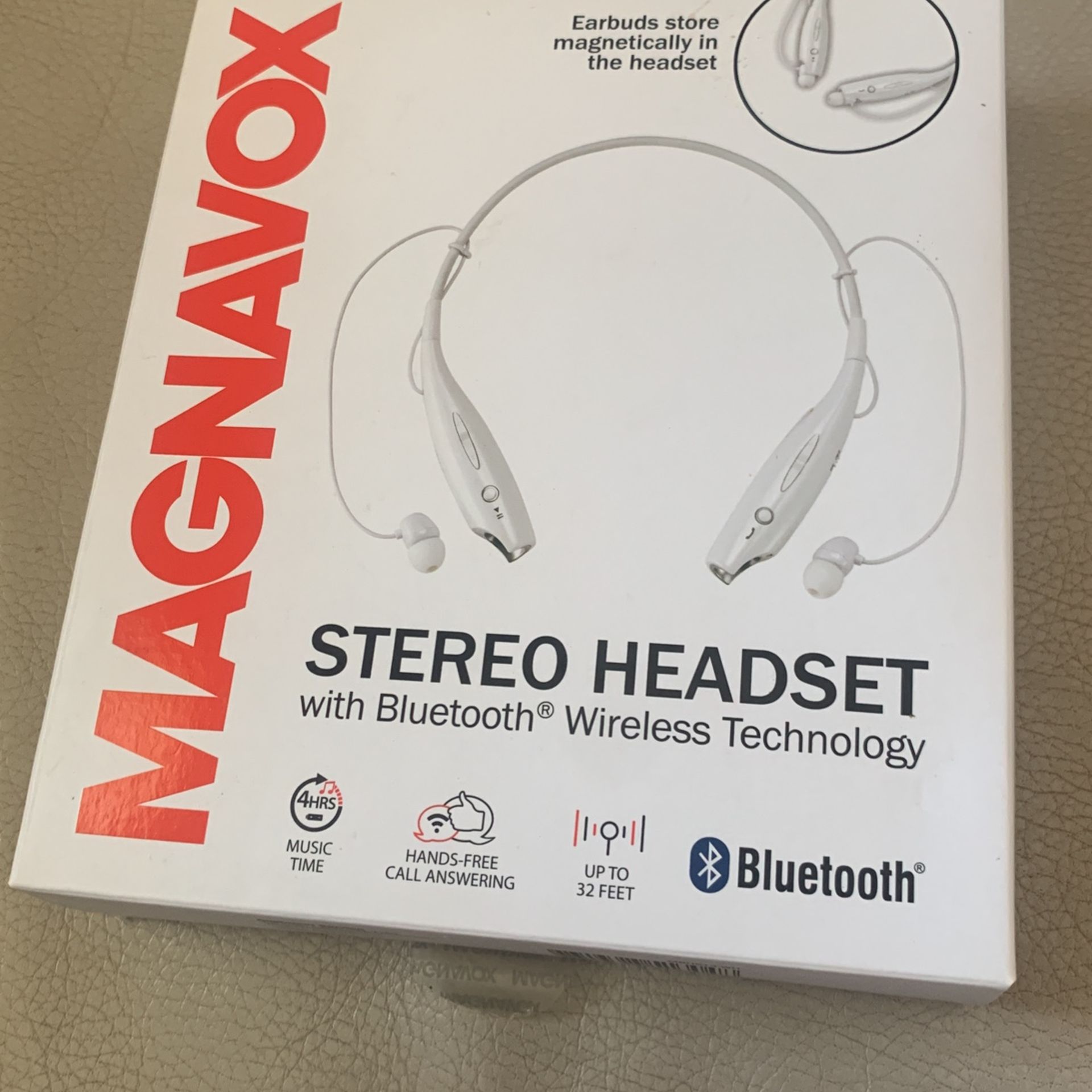 STEREO HEADSET by MAGNAVOX