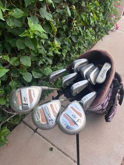Women’s golf club set with a golf bag
