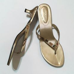 *Never Worn* TORTA CALIENTE Gold Metallic Sandals - Size 9M