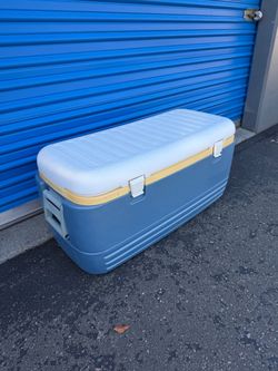 Large Igloo Cooler / Ice Chest with Drain