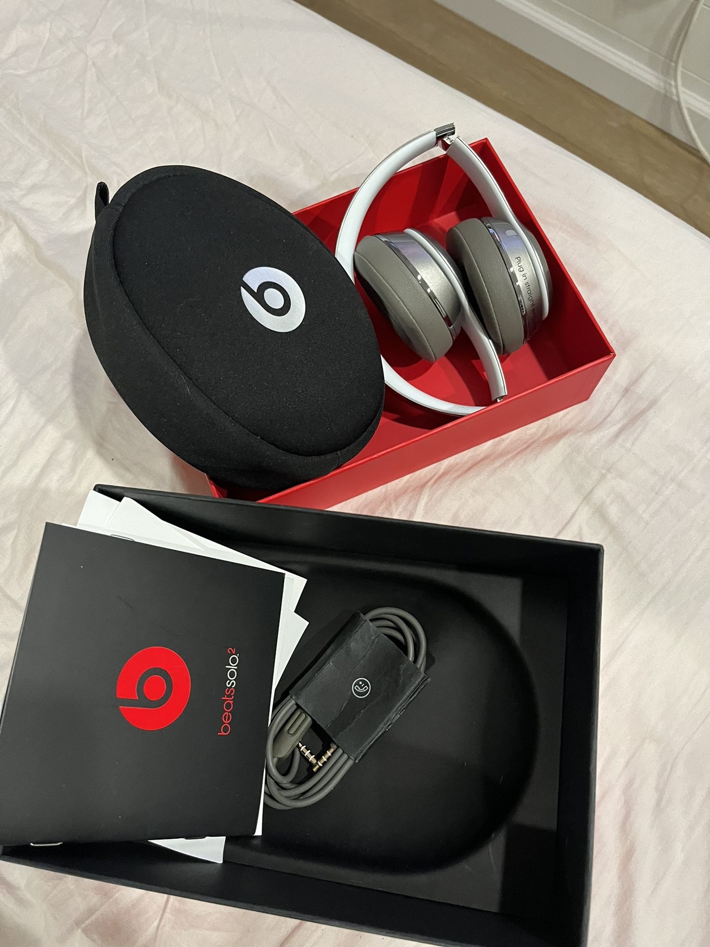 Beats Solo2 Luxe Edition Silver headphone wired.