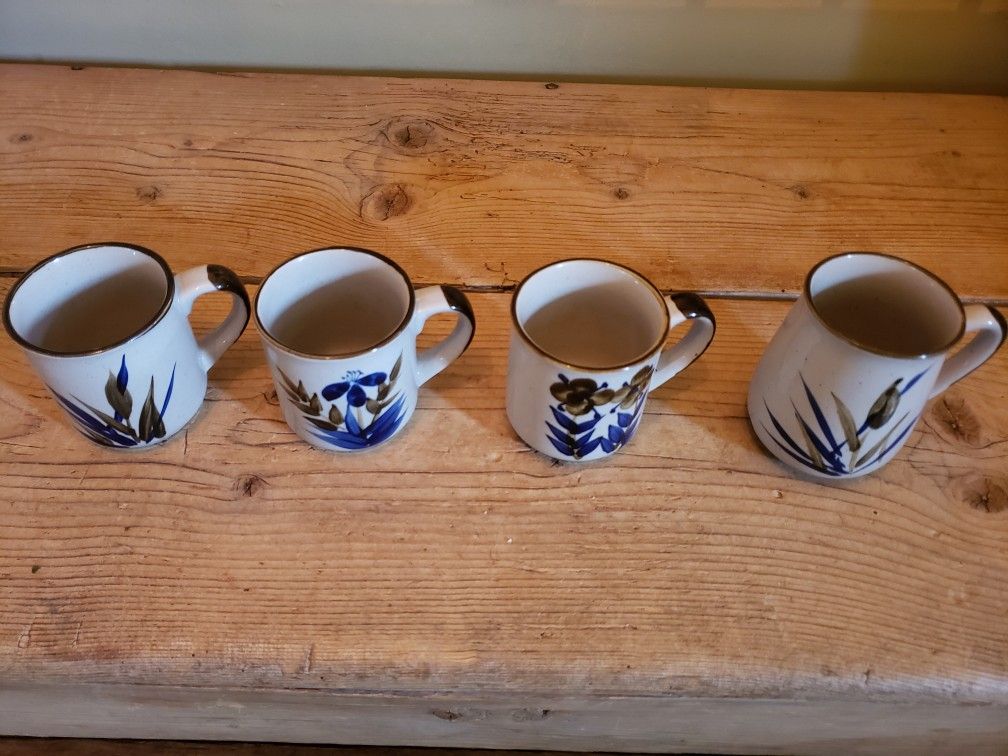 4 Vintage Mugs