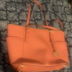 Michael Kors Classic Mid-size Purse