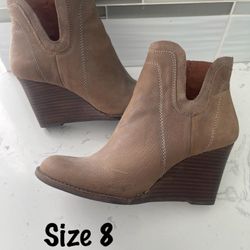 Women Boots $10 Northeast  Size 8 No Holds 
