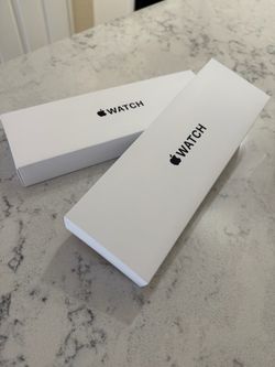 Two Apple Watch SE 40 mm