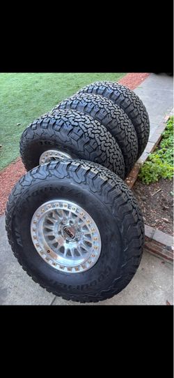 New KMC rims Chevy 6x139.7 37x12.50/17 tires K02