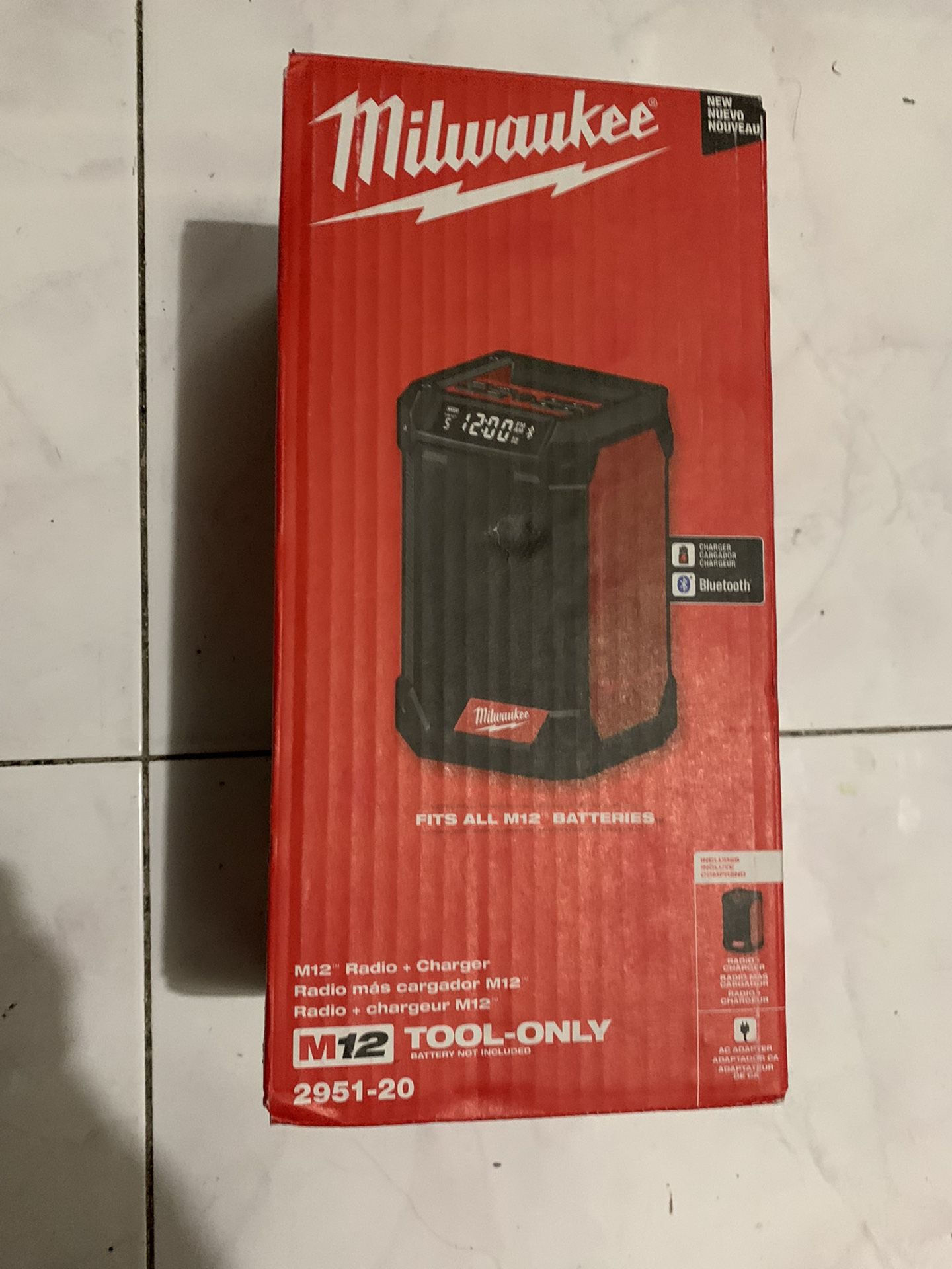 milwakee m12 radio mas cargador trai bluetoon nuebo tool only