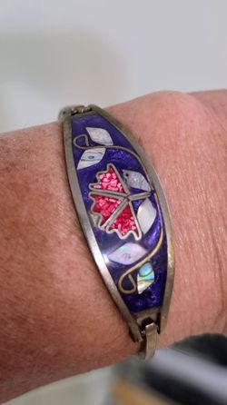 Alpaca Mexico Abalone Shell Inlay Flower Bracelet crafted with a silver-tone metal alloy, blue enamel background, and mother-of-pearl or abalone shell