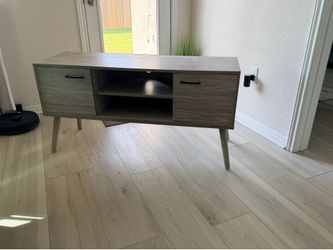 Entertainment Center/TV Stand